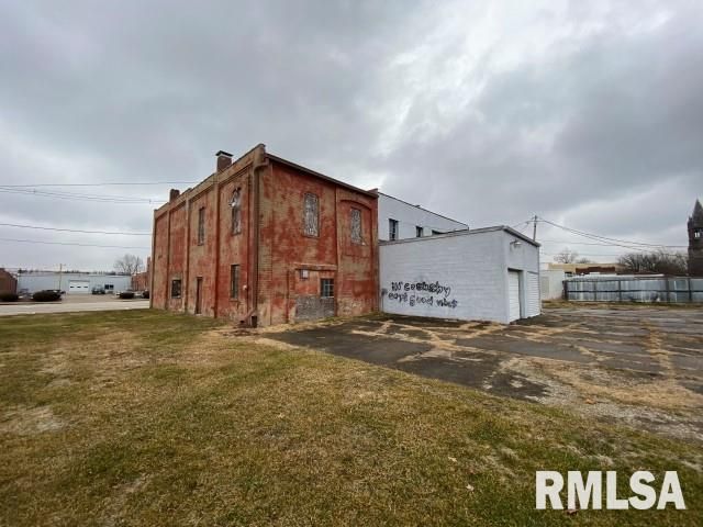 154 W Main St, Galesburg, IL 61401